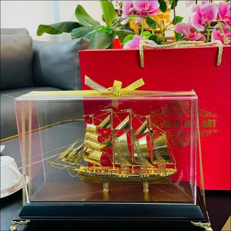 mô hình thuyền buồm mạ vàng
